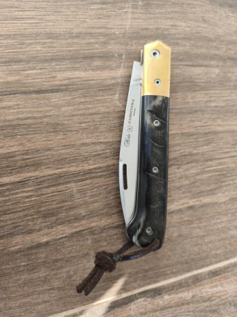 Navaja 2G knives en n690, cachas de springbook con separador rojo.

vendidas, cerrar. 22
