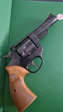 Se vende revólver Astra 357 magnum con cañón de 4 pulgadas. Guiado en A. (Estuvo guiado en F, por lo tanto 02