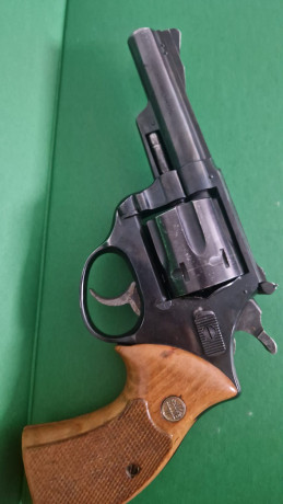 Se vende revólver Astra 357 magnum con cañón de 4 pulgadas. Guiado en A. (Estuvo guiado en F, por lo tanto 01