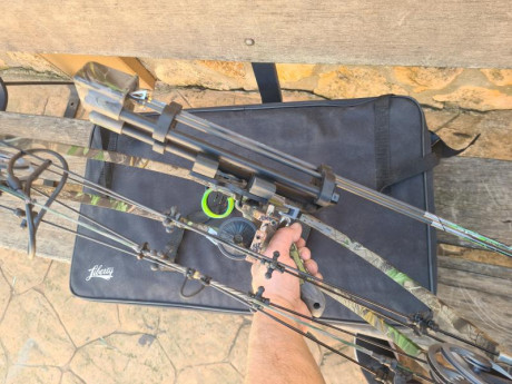 Arco compuesto de caza de 60 libras de la marca Liberty, diestro, mirar libertyarchery.com, estado NUEVO, 00