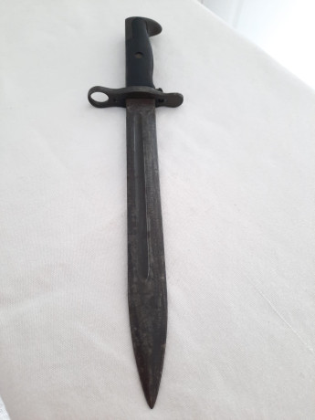 Un amigo vende, por razón de enfermedad y edad, algunas bayonetas que coleccionó.

Se trata de una bayoneta 01