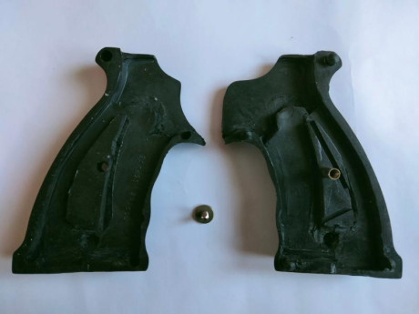 Hola, voy a empezar a poner a la venta unos cuantos juegos de cachas de revolveres , 


esta en concreto 81