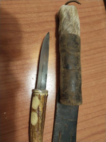 Se venden estás dos preciosidades hechas a mano con mango de hueso tallado y fundas de cuero con pelo 02