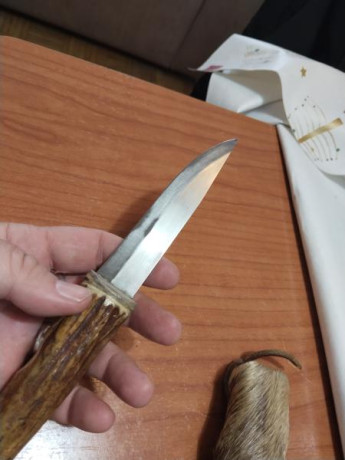 Se venden estás dos preciosidades hechas a mano con mango de hueso tallado y fundas de cuero con pelo 01