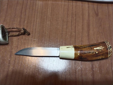 Se venden estás dos preciosidades hechas a mano con mango de hueso tallado y fundas de cuero con pelo 21