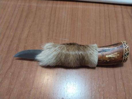 Se venden estás dos preciosidades hechas a mano con mango de hueso tallado y fundas de cuero con pelo 20