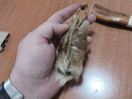 Se venden estás dos preciosidades hechas a mano con mango de hueso tallado y fundas de cuero con pelo 42