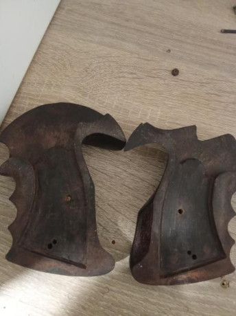 Se vende cachas Anatomicas para revolver Astra o similar. Se podrían adaptar a otra arma.
100 negociable. 02