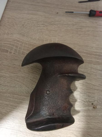 Se vende cachas Anatomicas para revolver Astra o similar. Se podrían adaptar a otra arma.
100 negociable. 01