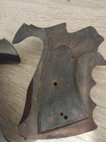 Se vende cachas Anatomicas para revolver Astra o similar. Se podrían adaptar a otra arma.
100 negociable. 00