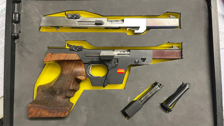 Hola a todos:
Un amigo vende una WALTHER GSP del 32 con carro del 22LR
Empuñadura Cesare Morini talla 02