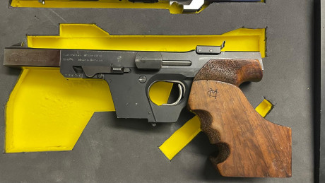 Hola a todos:
Un amigo vende una WALTHER GSP del 32 con carro del 22LR
Empuñadura Cesare Morini talla 00