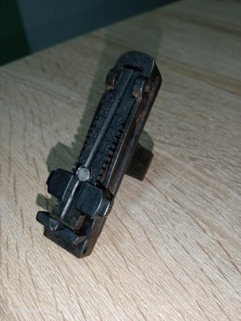 pues eso,hay unas piezas de estética de un svt40.....
Consta de la solista superior del cañón,alza trasera 02
