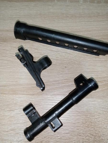 pues eso,hay unas piezas de estética de un svt40.....
Consta de la solista superior del cañón,alza trasera 00