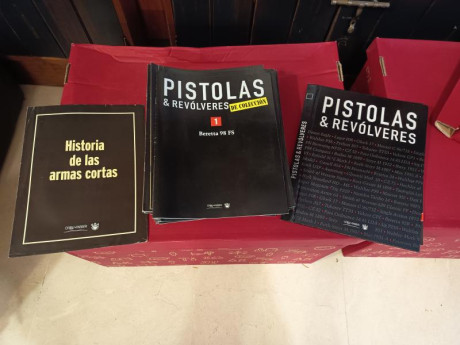 Colección completa compuesta por 72 miniaturas de pistolas y revólveres fabricados en metal con piezas 01
