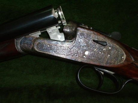 Hace unos años heredé un hermoso AYA uno al lado del otro en calibre doce.

El arma, en su estuche original, 22