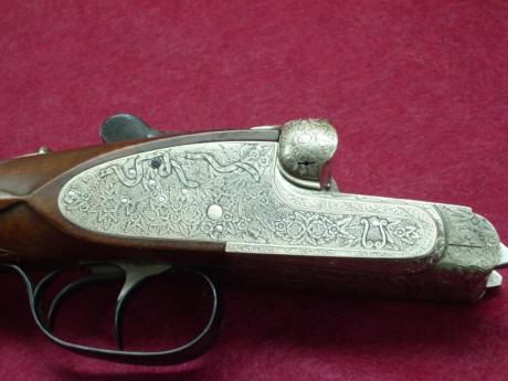 Hace unos años heredé un hermoso AYA uno al lado del otro en calibre doce.

El arma, en su estuche original, 21