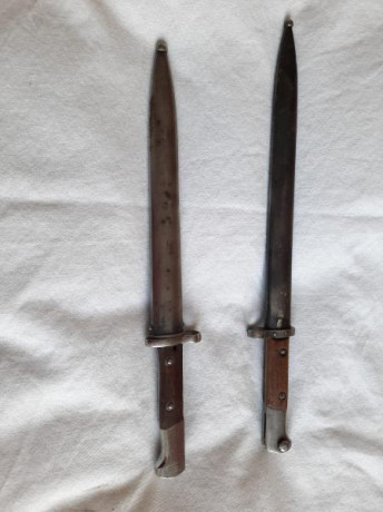 Dos bayonetas para Mauser, una del modelo para el Mauser Checo, y otra para el Mauser Chileno.
Ambas en 01