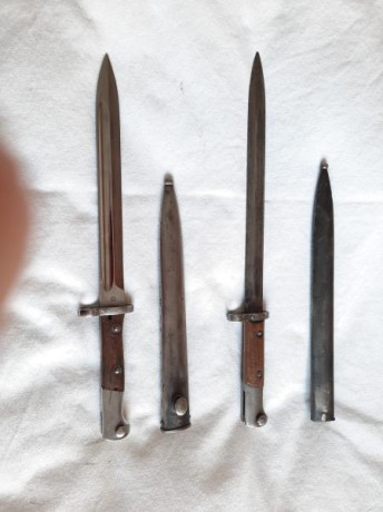 Dos bayonetas para Mauser, una del modelo para el Mauser Checo, y otra para el Mauser Chileno.
Ambas en 02