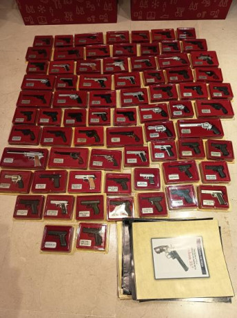 Colección completa compuesta por 72 miniaturas de pistolas y revólveres fabricados en metal con piezas 00