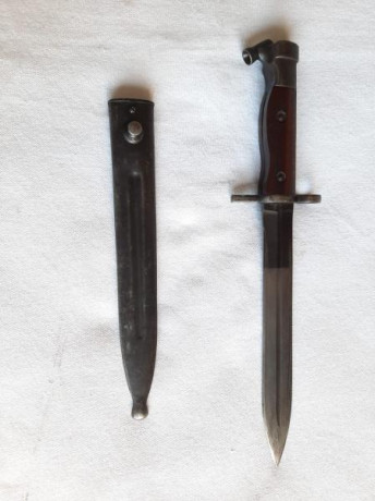 Bayoneta para el Fusil Semiautomático  Hakim  egipcio.
Bayoneta y fusil son similares al Ag/42 sueco (del 02