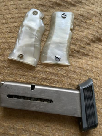 Se venden cachas nacarina con tornillos cromados . Para pistola Star dkl. 38 euros puesto en destino (península). 00