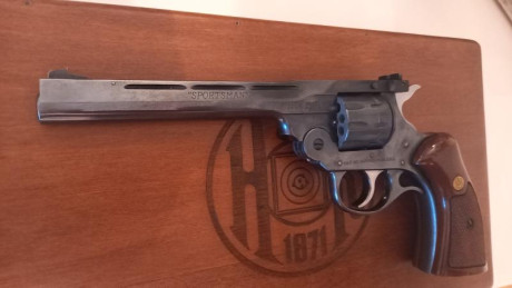 Buenos días,

Vendo precioso revolver americano H & R Sportsman calibre 22 lr 6 pulgadas.

Su estado 10