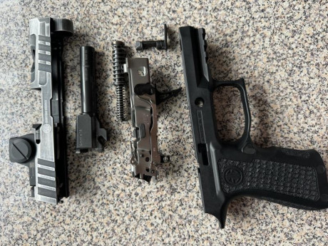 Vendo sig Sauer P320 spectre compact con 1 cargador y extensión tonysistem +1.5 y doy otra extensión igual 02