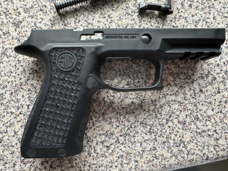 Vendo sig Sauer P320 spectre compact con 1 cargador y extensión tonysistem +1.5 y doy otra extensión igual 42