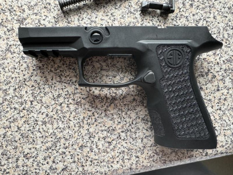 Vendo sig Sauer P320 spectre compact con 1 cargador y extensión tonysistem +1.5 y doy otra extensión igual 41