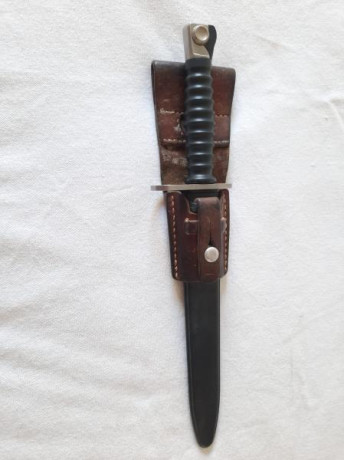 Bayoneta suiza para el fusil de asalto  STG-57  (Sturmgewehr 57), fabricada por Wenger.
El tahalí fue 00