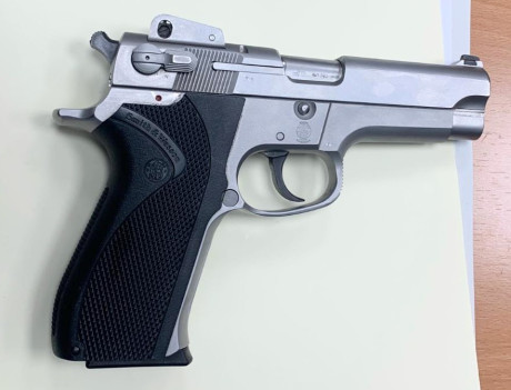 Se vende Smith Wesson 5906, con dos cargadores. Impecable. Guiada en F. Se puede ver y probar en La Coruña.
400 00