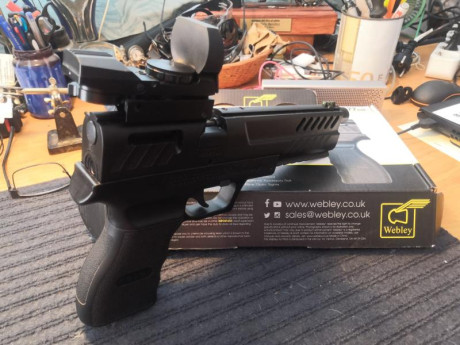 Se vende pistola de co2  WEBLEY NEMESIS  del calibre 4,5 (177) con visor holográfico  de dos colores , 01