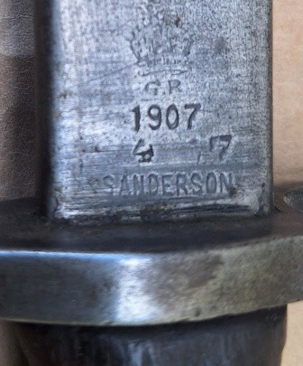 Bayoneta para utilizar con el rifle Lee-Enfield No. I Mk. III (SMLE) calibre .303 Short, Charger. Fabricada 11