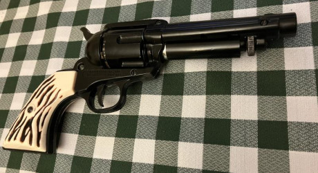 Hola pongo este revólver de acción simple de la marca Crosman, es de la década de los 60-70, accionado 02