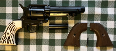 Hola pongo este revólver de acción simple de la marca Crosman, es de la década de los 60-70, accionado 01