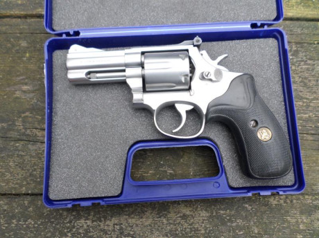     ***CESE DE LA BÚSQUEDA***   

Busco revolver Smith & Wesson 686-4, es decir, de cuarta generación, 01