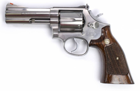     ***CESE DE LA BÚSQUEDA***   

Busco revolver Smith & Wesson 686-4, es decir, de cuarta generación, 00