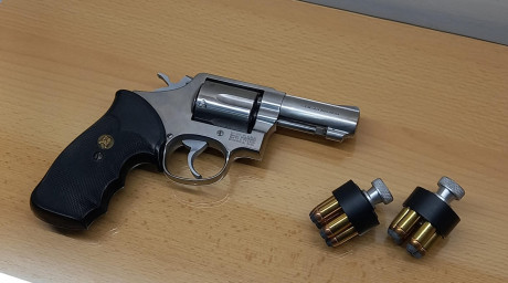 Buenas, un amigo vende revolver s&w 
Calibre 357
Tres pulgadas 
Dos cargadores 
Guiado A, 
NO DA LAS 02