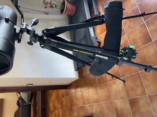 Telescopio Bushnell ELITE 20-60x80 con el ocular acodado a 45º. Equipado con lentes ED de muy baja dispersión. 12