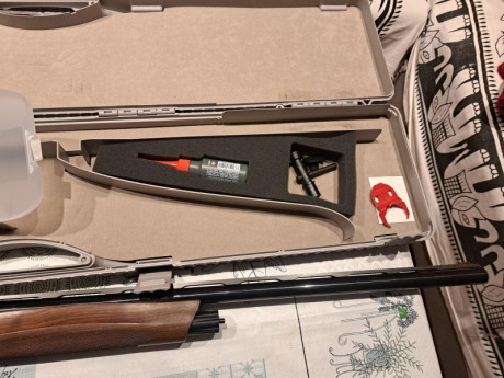 Se vende benelli Raffaello power bore. 
Bastante buen estado,  chokes de 70mm, cantonera antirretroceso. 00