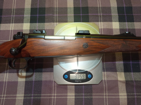 Buenos días compañeros.
Un Winchester 70 (pre64) el modelo super grade, en cartucho 338 wm, lleva bases 110