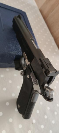 Vendo mi pistola Colt 1911 A1 serie 80 del 9 parabellum en muy buenas condiciones de pavonado y accesorios 02