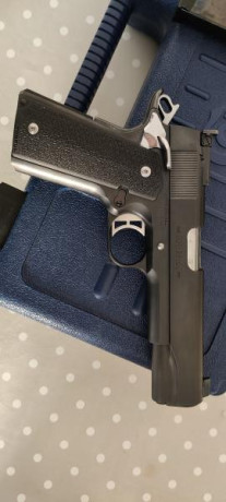 Vendo mi pistola Colt 1911 A1 serie 80 del 9 parabellum en muy buenas condiciones de pavonado y accesorios 21