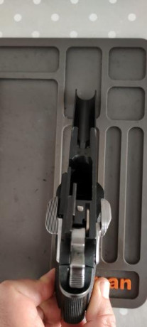 Vendo mi pistola Colt 1911 A1 serie 80 del 9 parabellum en muy buenas condiciones de pavonado y accesorios 42