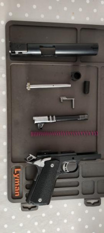 Vendo mi pistola Colt 1911 A1 serie 80 del 9 parabellum en muy buenas condiciones de pavonado y accesorios 41