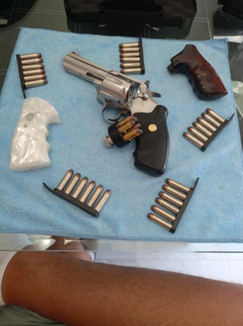 Vendo revolver colt King cobra calibre 357 MAG de 4 pulgadas , cachas de nácar me costaron 230€ con alagrama 02