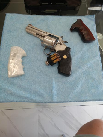 Vendo revolver colt King cobra calibre 357 MAG de 4 pulgadas , cachas de nácar me costaron 230€ con alagrama 01