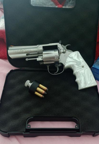 Vendo revolver colt King cobra calibre 357 MAG de 4 pulgadas , cachas de nácar me costaron 230€ con alagrama 22