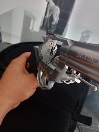 Vendo revolver colt King cobra calibre 357 MAG de 4 pulgadas , cachas de nácar me costaron 230€ con alagrama 21